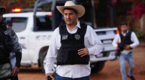 Detienen a siete funcionarios de Uruapan por omisión en el homicidio del alcalde Carlos Manzo