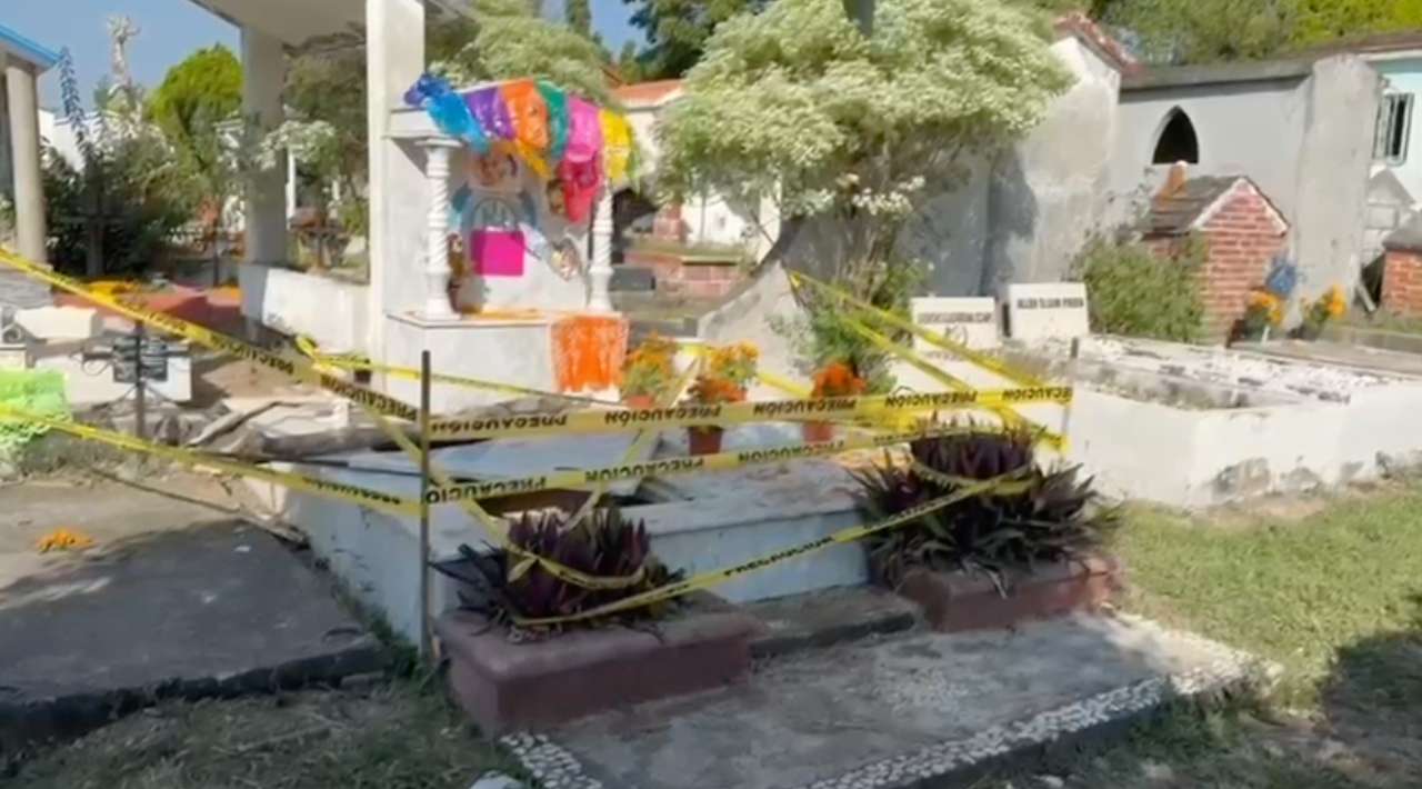 Cae mujer a una tumba durante visita al Panteón de La Paz en Cuernavaca