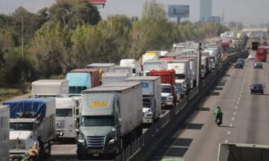 Persisten bloqueos carreteros en al menos 10 puntos del país; transportistas y campesinos exigen seguridad y precios justos