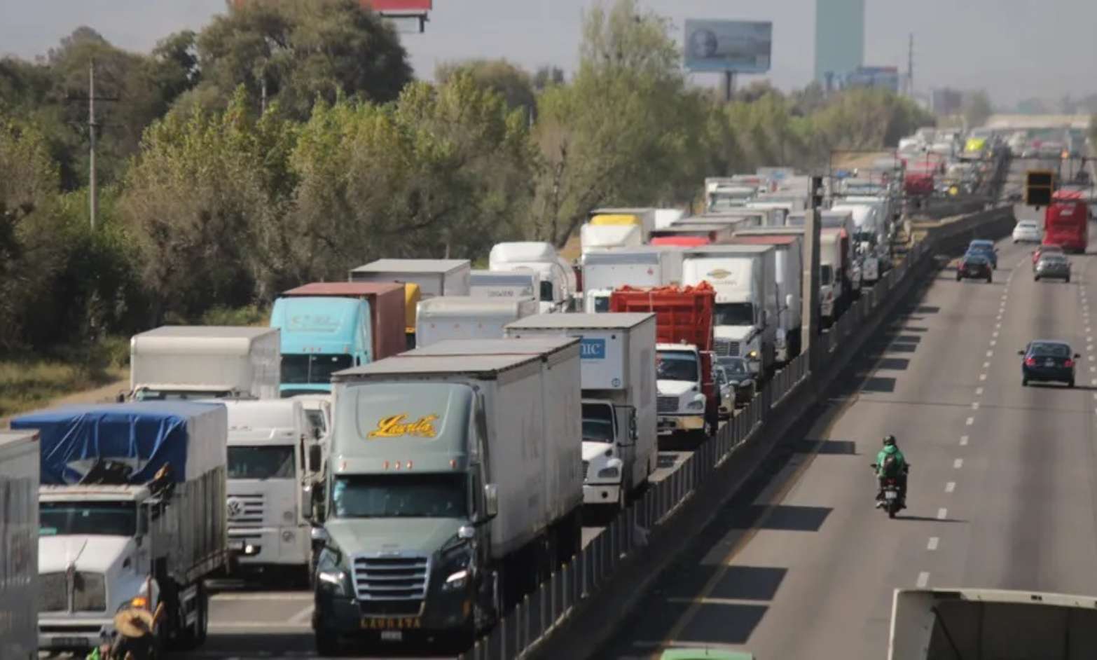 Persisten bloqueos carreteros en al menos 10 puntos del país; transportistas y campesinos exigen seguridad y precios justos