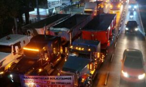 Inicia megabloqueo nacional de transportistas y campesinos