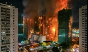 Incendio en complejo residencial de Hong Kong deja al menos 13 muertos y decenas de atrapados