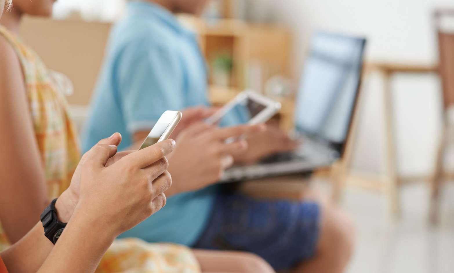 Parlamento Europeo propone limitar redes sociales a menores de 16 años por riesgos a la salud mental