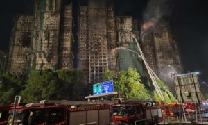 Se eleva a 65 los muertos en incendio en complejo residencial de Hong Kong, continúa la búsqueda de desaparecidos