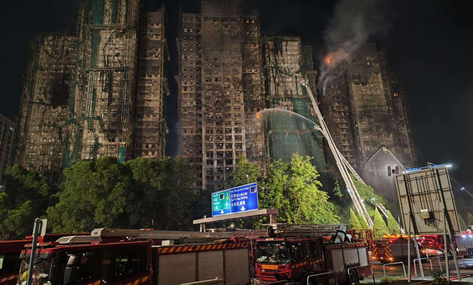 Se eleva a 65 los muertos en incendio en complejo residencial de Hong Kong, continúa la búsqueda de desaparecidos