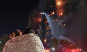 Rescatan a un hombre del piso 16 tras incendio en complejo de Hong Kong, La cifra de muertos se eleva a 83