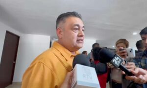 Comerciantes de Tepoztlán acuerdan retirar estructuras de la plaza tras diálogo con autoridades