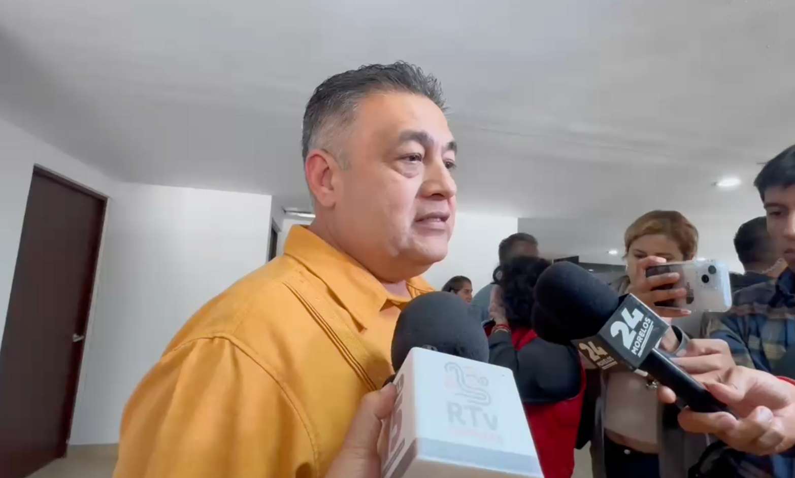 Comerciantes de Tepoztlán acuerdan retirar estructuras de la plaza tras diálogo con autoridades