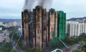Suman 128 muertos por incendio en complejo residencial de Hong Kong; investigan fallas y corrupción