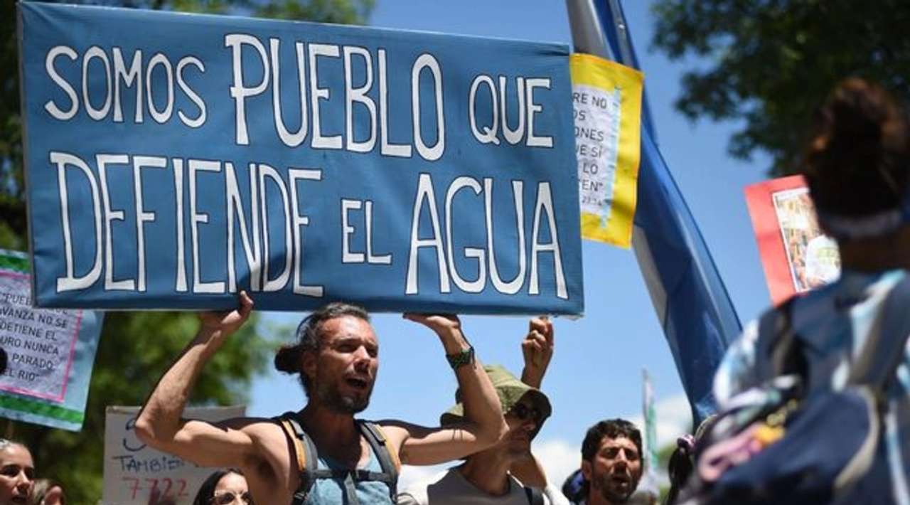 Miles protestan en Argentina contra proyecto minero por riesgos al agua