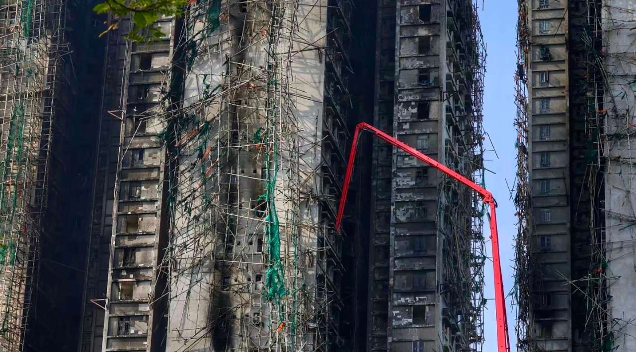 Hong Kong crea comisión especial para investigar el incendio en complejo residencial, que dejó al menos 160 muertos