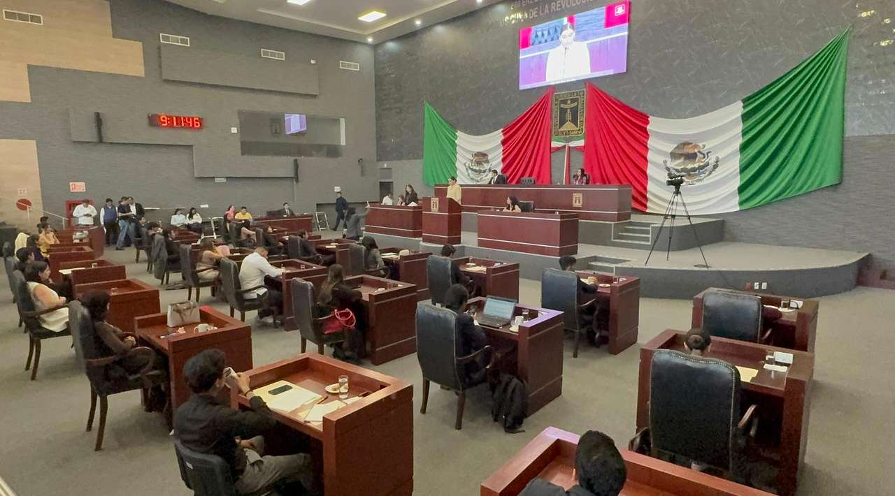 Presentan jóvenes sus iniciativas en el Parlamento Juvenil 2025