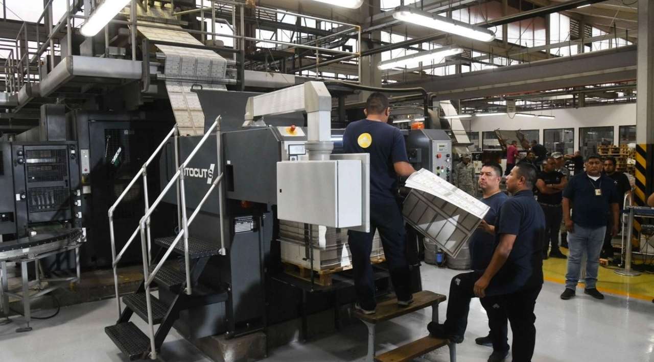 INE adjudica contrato para producir credenciales para votar por 55.6 millones de dólares anuales