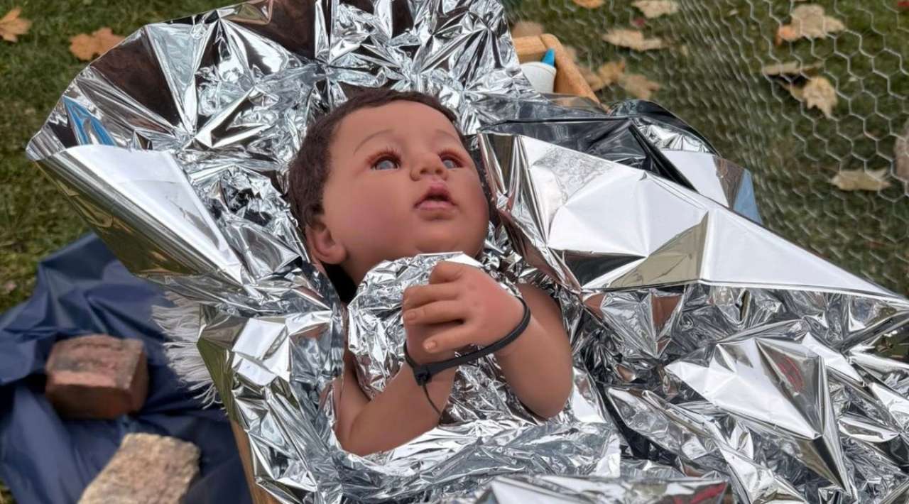 Pesebre con Niño Jesús esposado desata polémica en iglesia de Chicago