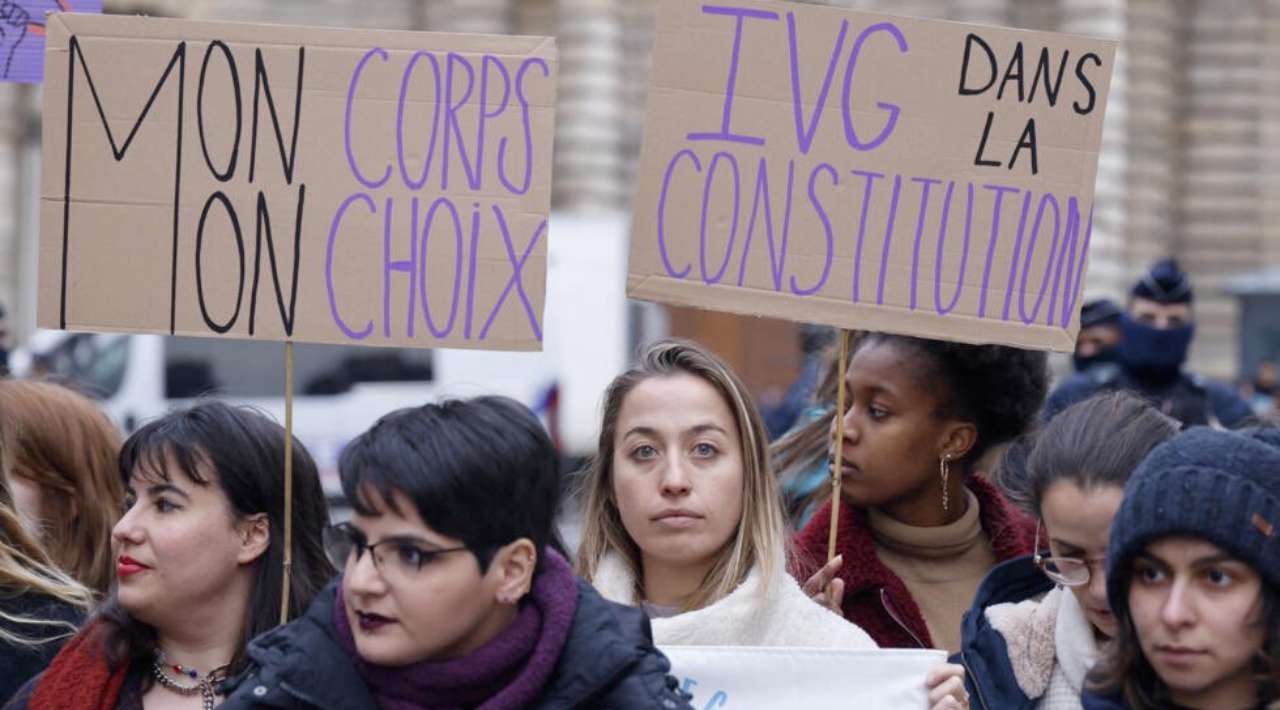 Francia aprueba reparar daño a mujeres condenadas por abortar