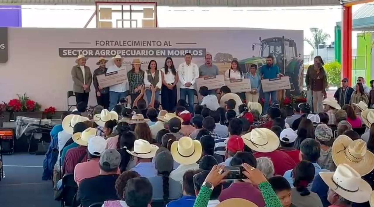 Gobernadora de Morelos entrega implementos agropecuarios a productores de todos los municipios