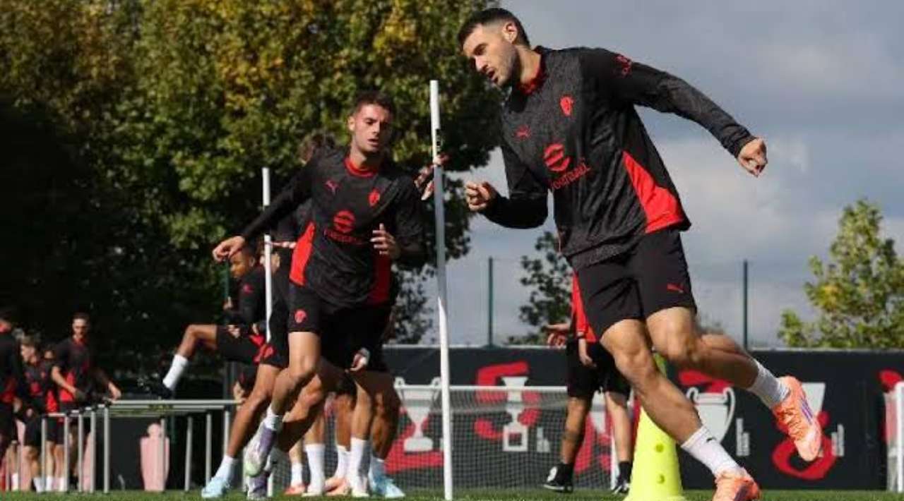 Santiago Giménez será operado del tobillo este jueves