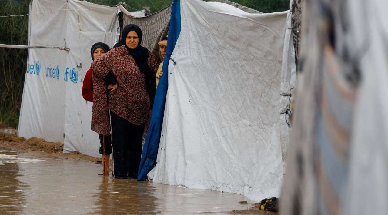 Tormenta Byron agrava crisis humanitaria en Gaza: 55 mil familias afectadas y refugios inundados