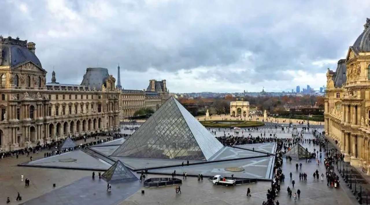 Alistan huelga en el museo de Louvre por deterioro en instalaciones y tras escándalo por el “robo del siglo”