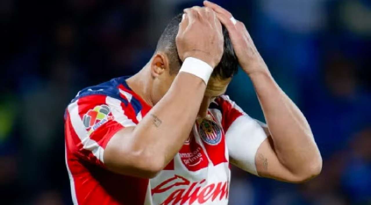 Chivas queda eliminado del Apertura 2025 en cuartos de final tras derrota ante Cruz Azul y penal fallado por Chicharito