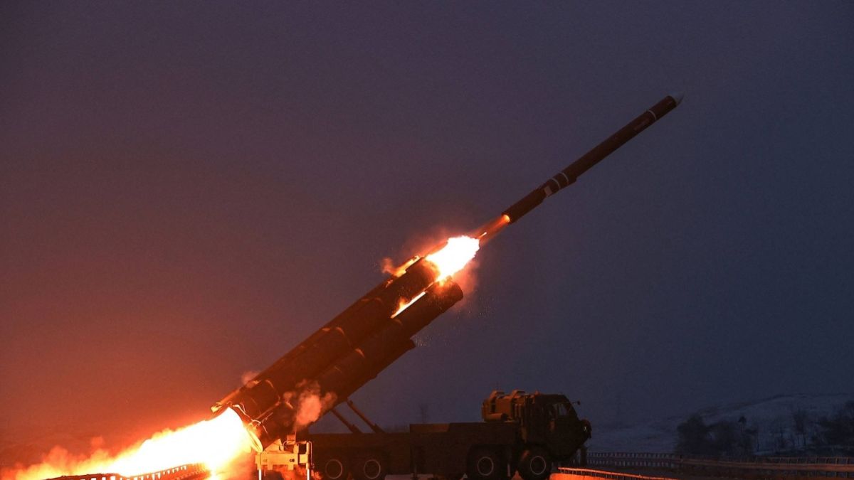 Corea del Norte ensaya misiles estratégicos mientras China despliega fuerzas alrededor de Taiwán