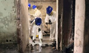 Hong Kong detiene a 13 personas por homicidio involuntario tras incendio en complejo residencial