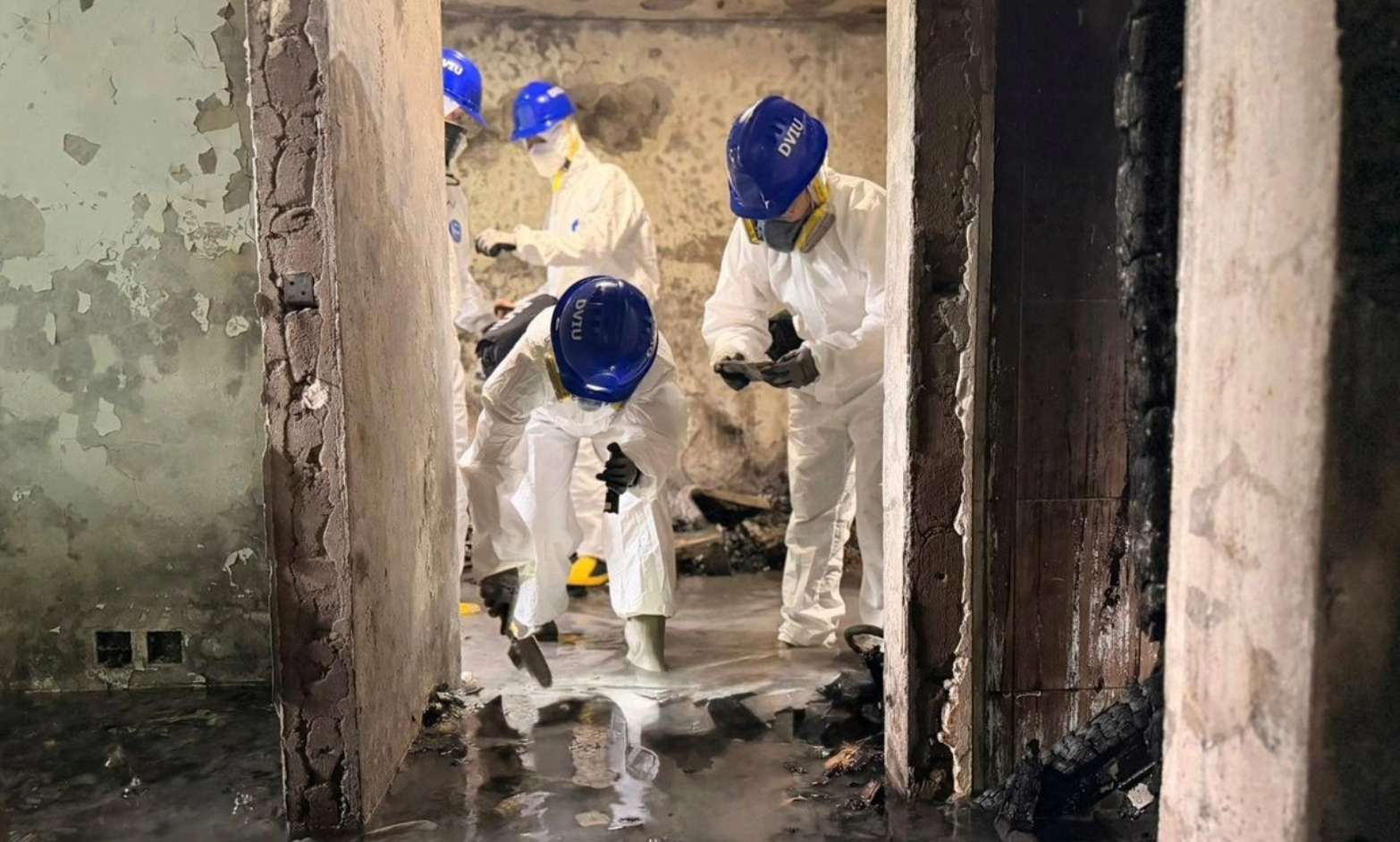 Hong Kong detiene a 13 personas por homicidio involuntario tras incendio en complejo residencial