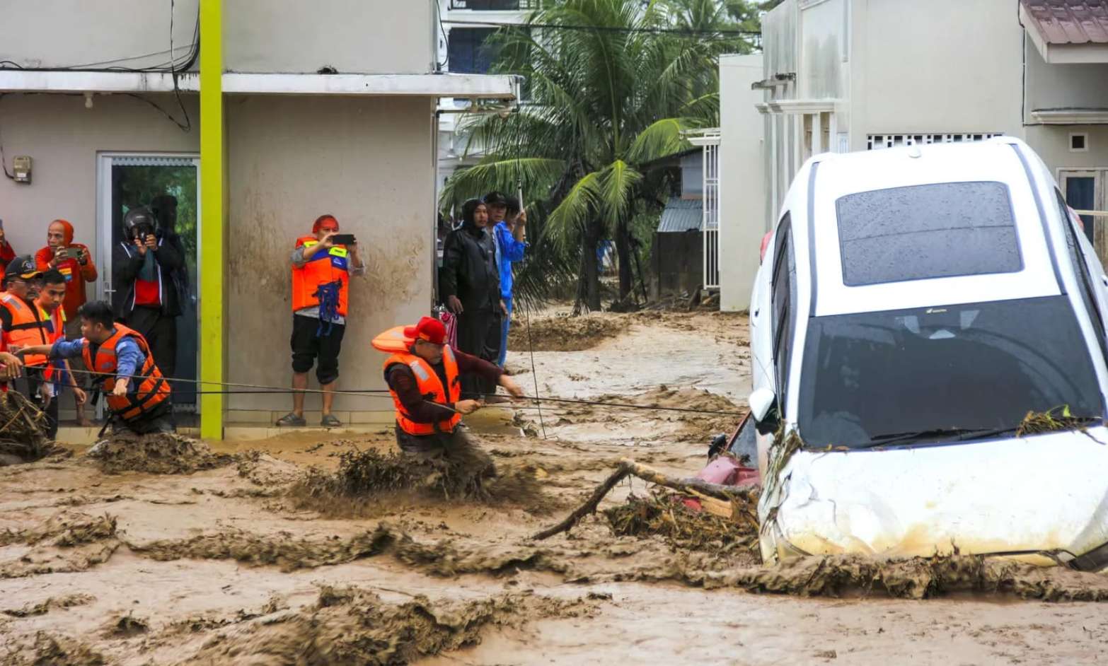 Más de 800 personas siguen desaparecidas tras inundaciones en Indonesia, Sri Lanka y Tailandia