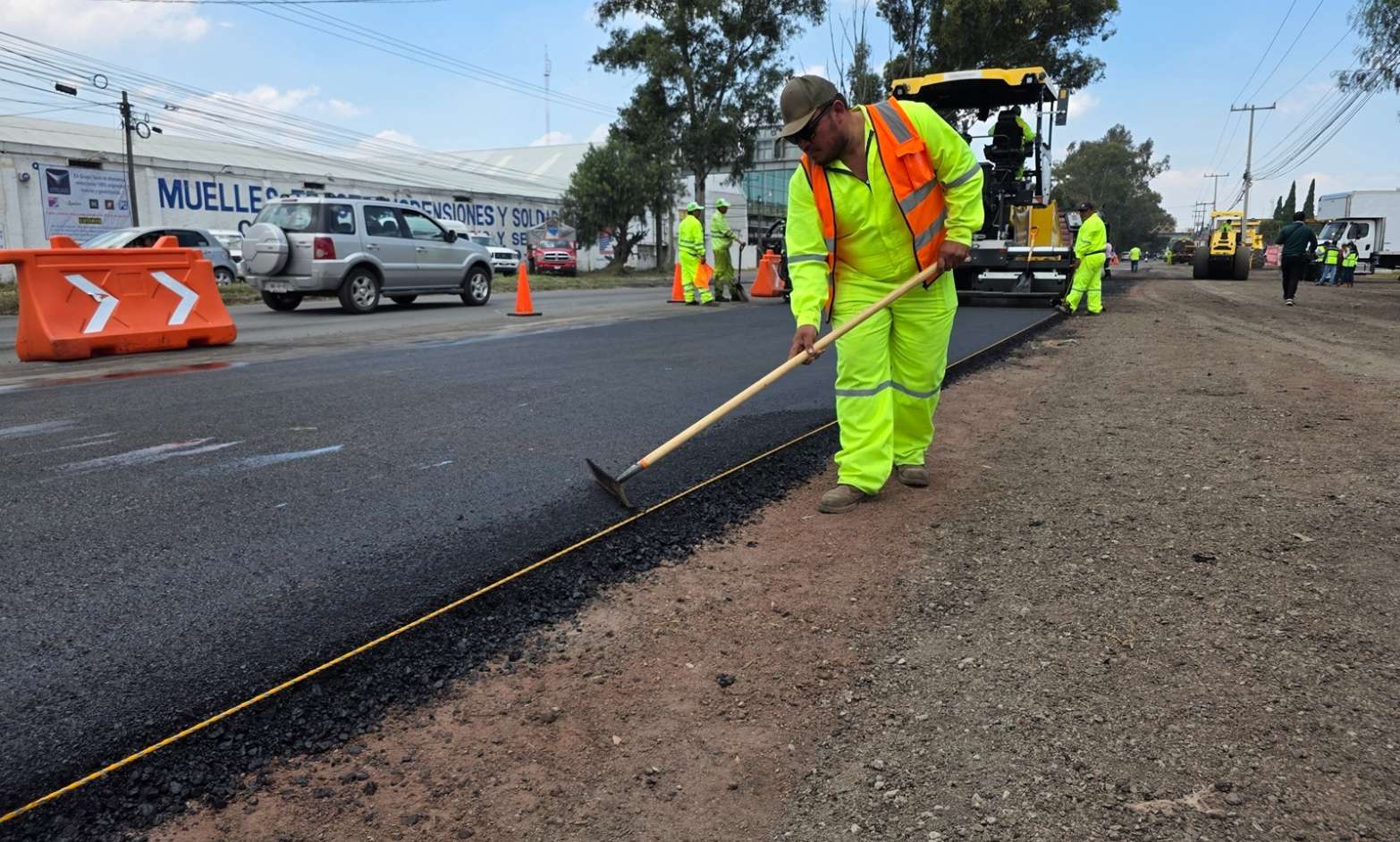 Gobierno federal entrega trenes de repavimentación a Morelos y otros estados para mejorar carreteras