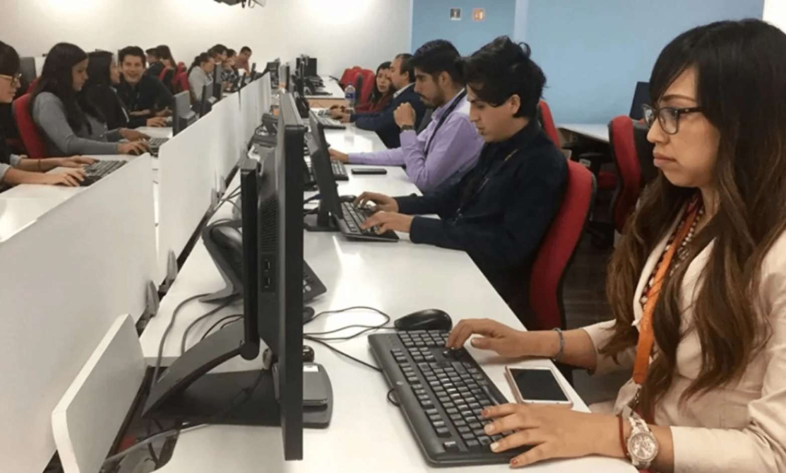 Iniciativa de jornada laboral de 40 horas será discutida hasta febrero en el Senado