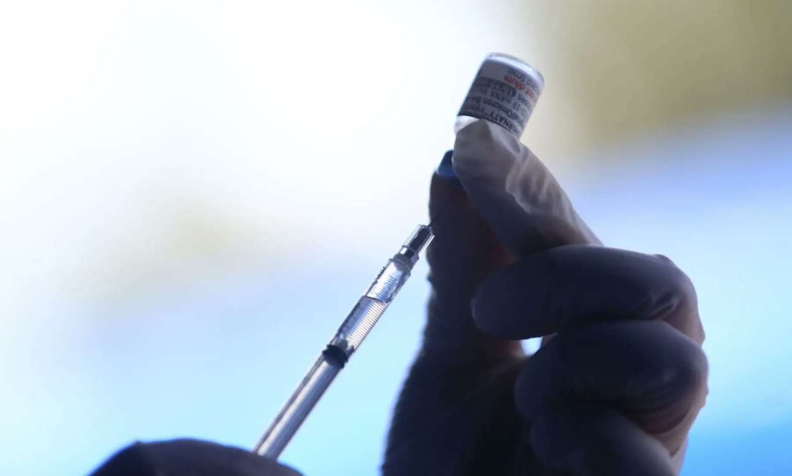 Gobierno de Trump impondrá advertencia a vacunas contra Covid-19