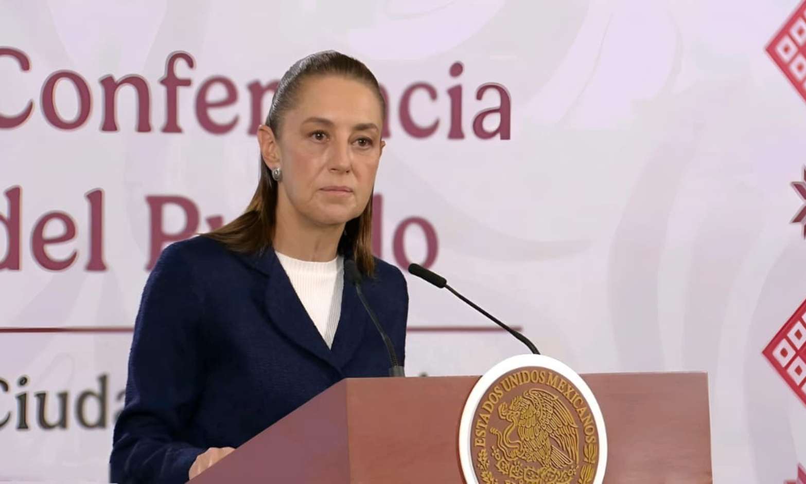 Sheinbaum descarta alza en precios básicos por paquete arancelario