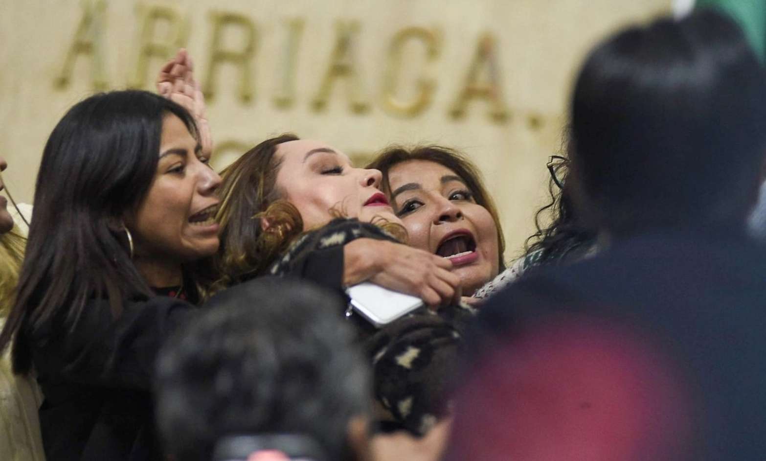 “Condenable violencia en el Congreso capitalino”; Sheinbaum llama a frenar confrontaciones