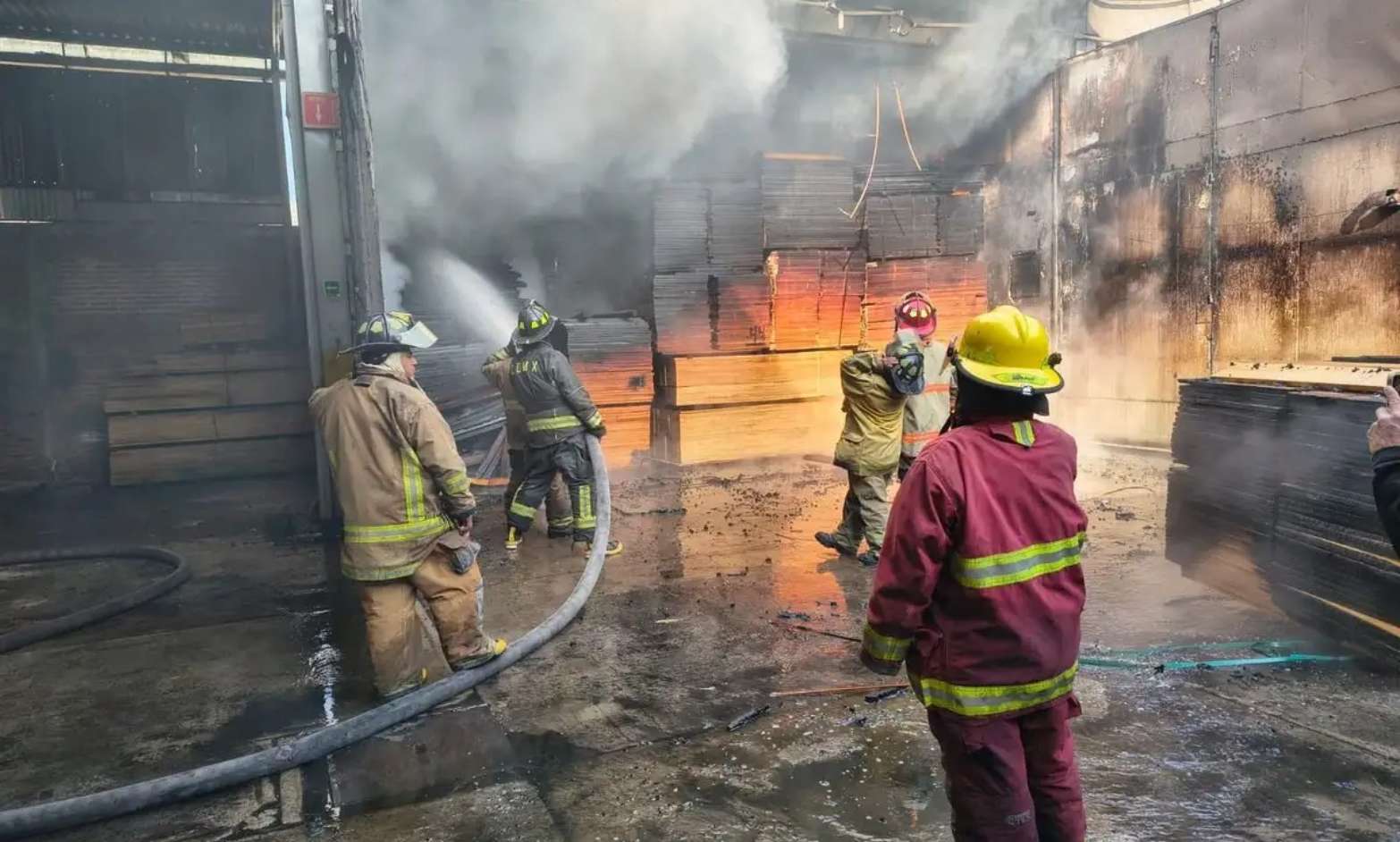 Incendio en recicladora de madera moviliza a cuerpos de emergencia en Coacalco