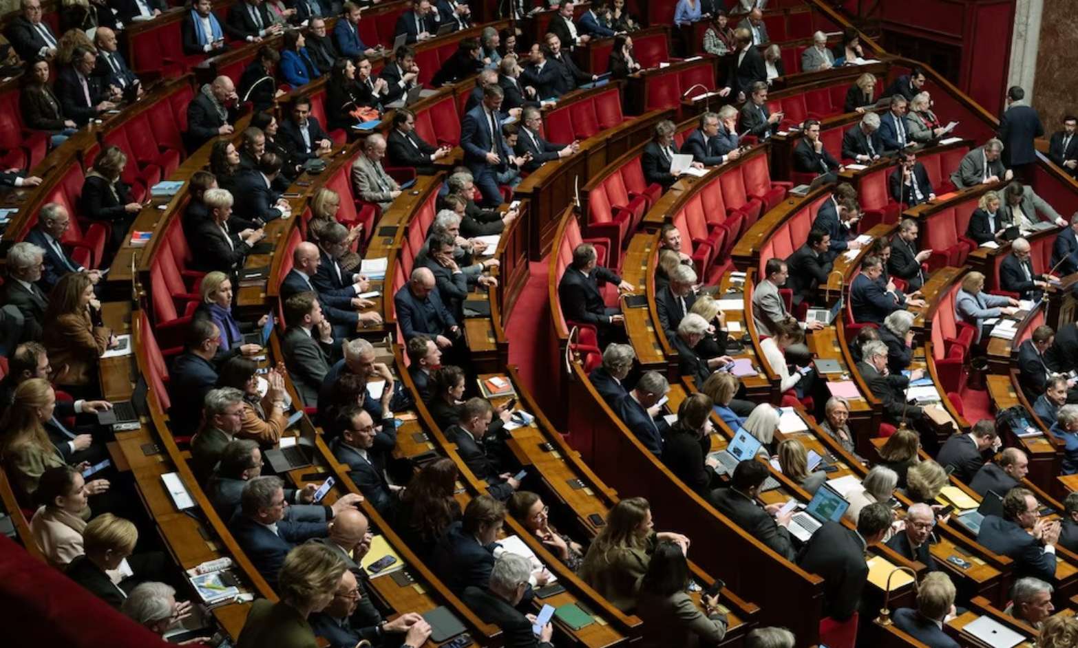 Francia aprueba ley de emergencia para prorrogar presupuesto ante bloqueo