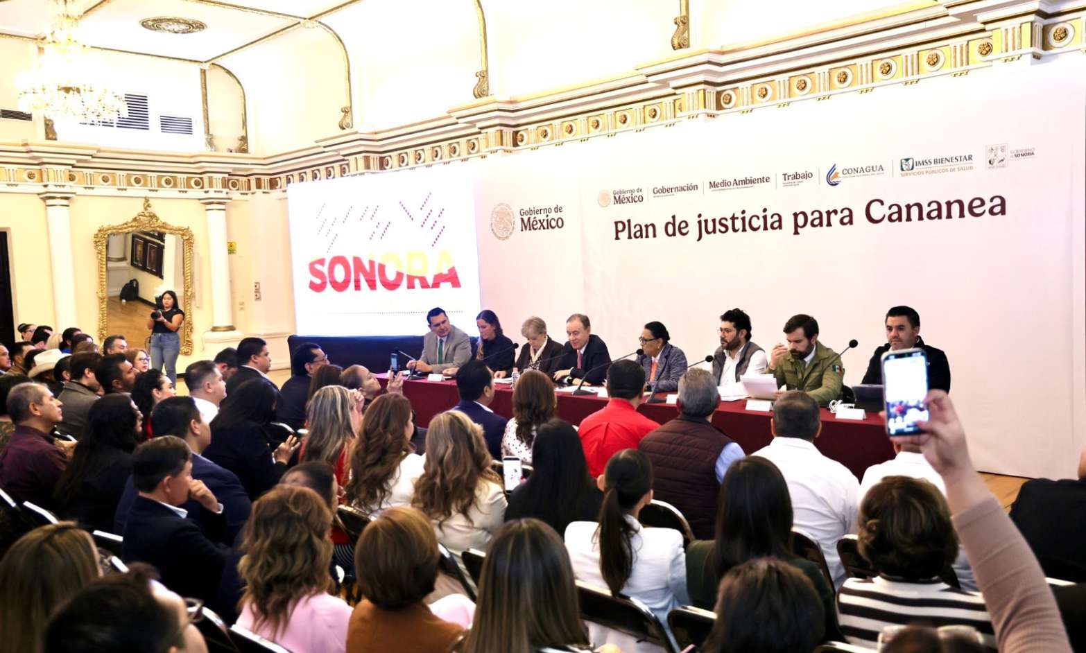 Gobierno y mineros de Cananea sellan acuerdo tras 18 años de huelga histórica