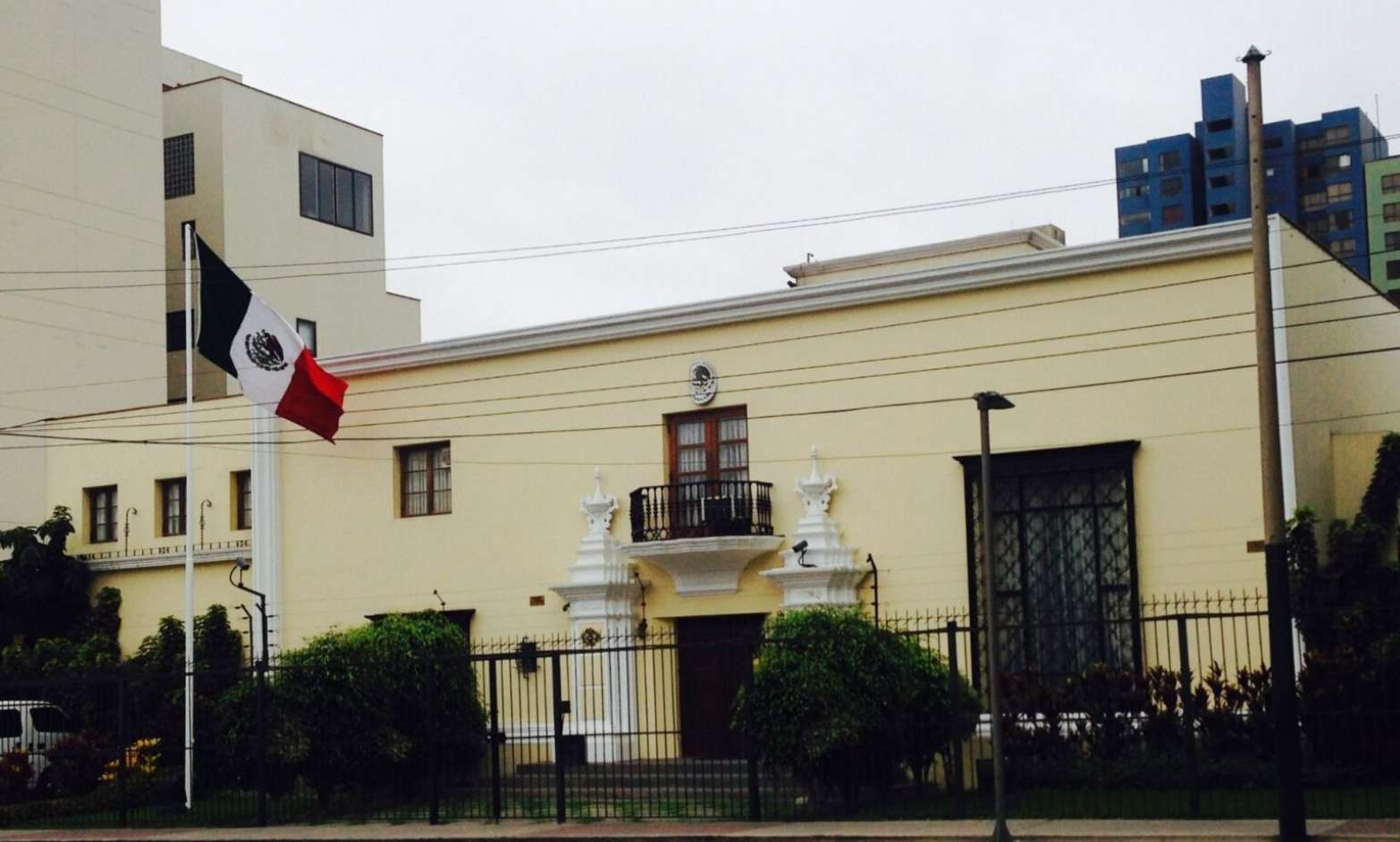 Refuerzan seguridad en Embajada de México en Lima