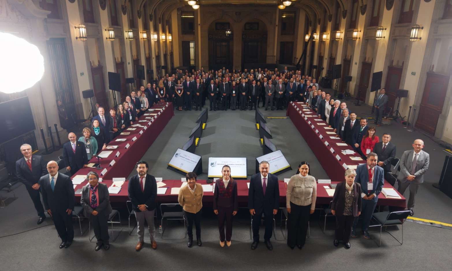 Sheinbaum reafirma meta de construir un millón de viviendas durante Asamblea del Infonavit