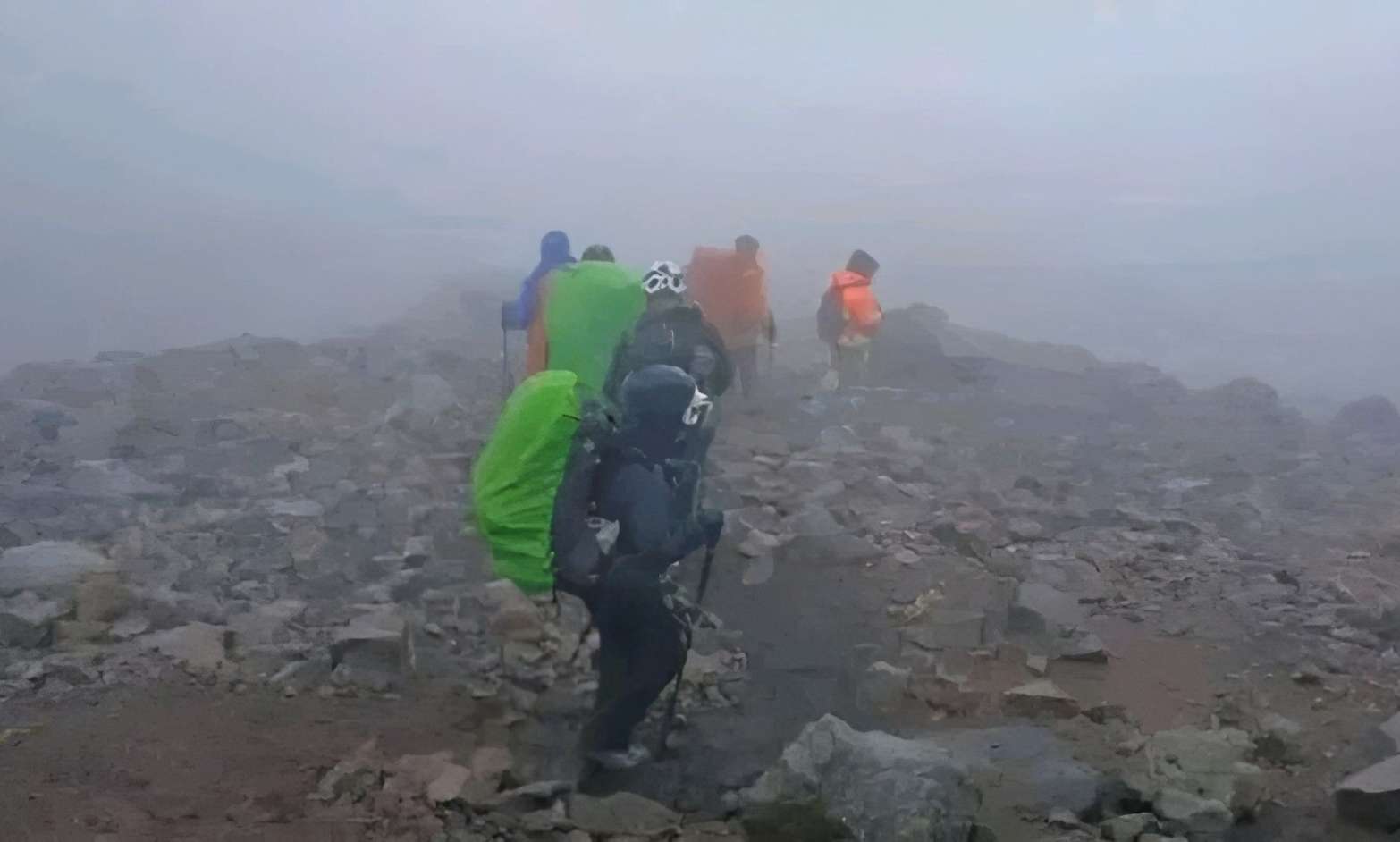 Rescatan a 11 alpinistas extraviados a 5 mil 600 metros en el Pico de Orizaba