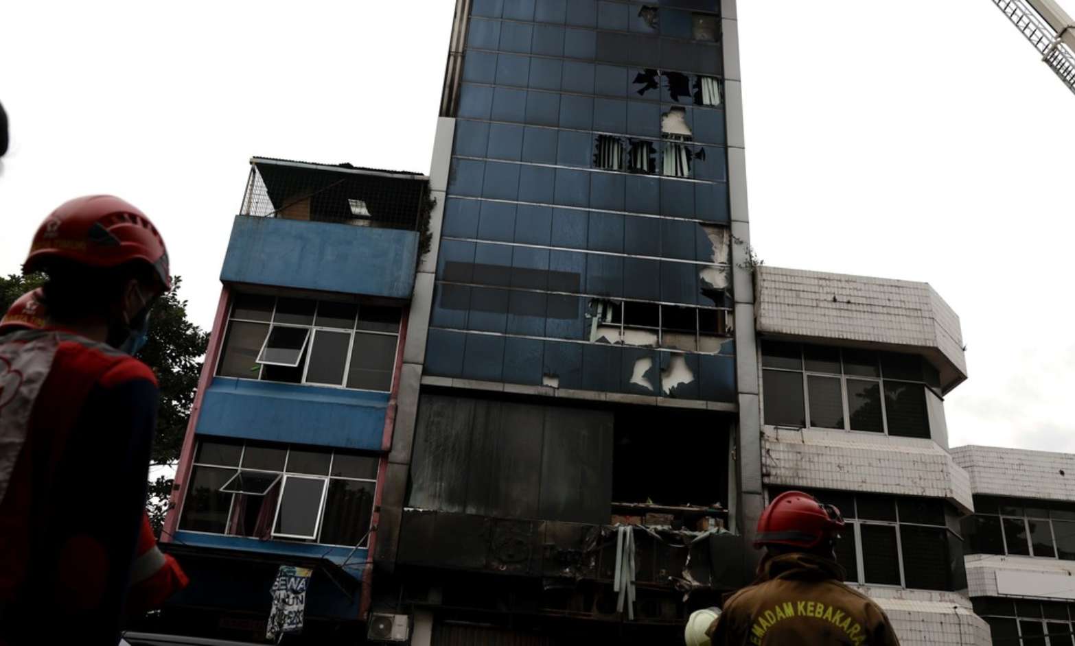 Incendio en edificio de oficinas en Indonesia deja 22 muertos