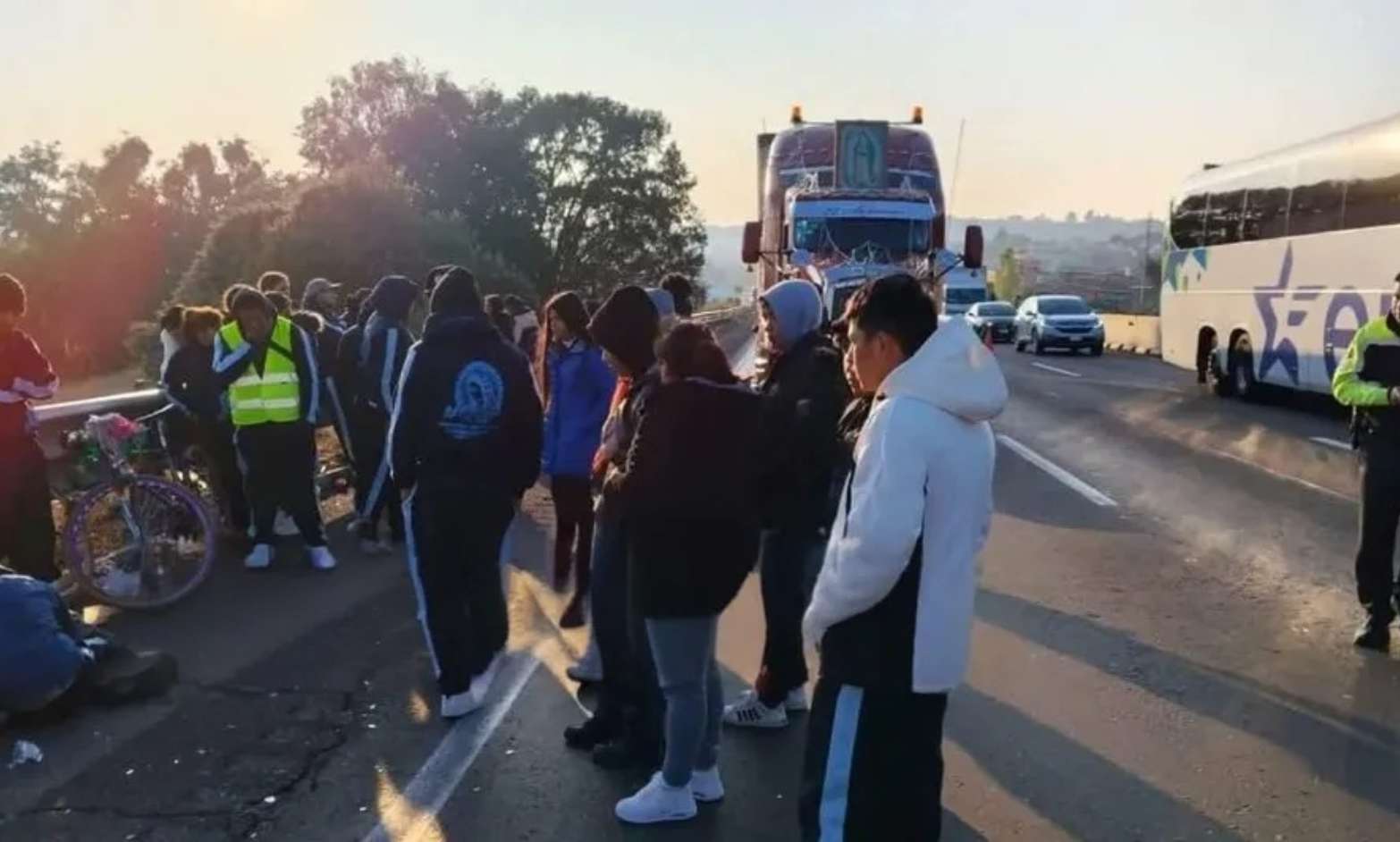 Atropellan a peregrinos en la México-Puebla cuando se dirigían a la Basílica de Guadalupe; uno murió