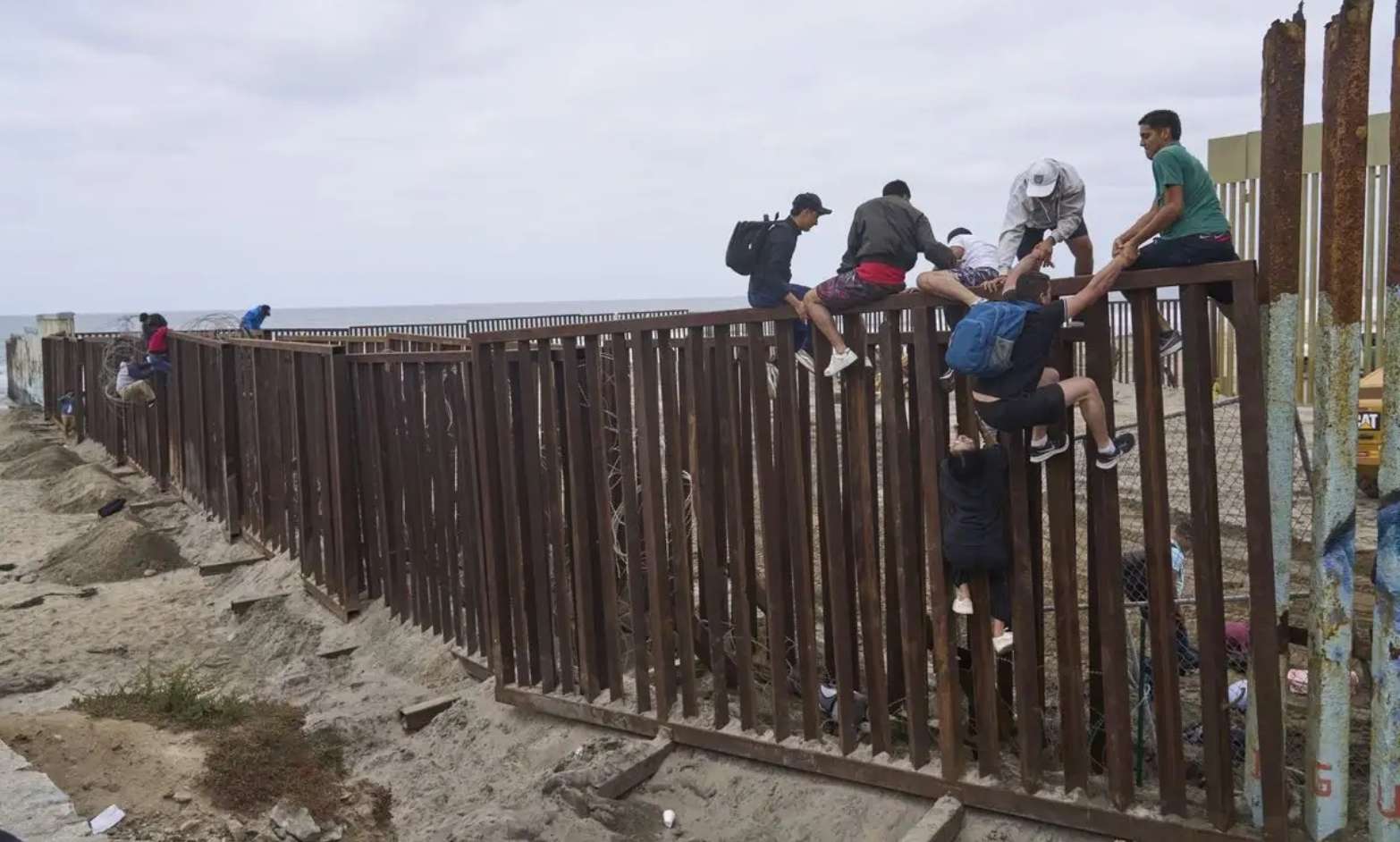 Sheinbaum descarta negociación específica sobre reforma migratoria con EE.UU. y destaca aportación de migrantes mexicanos