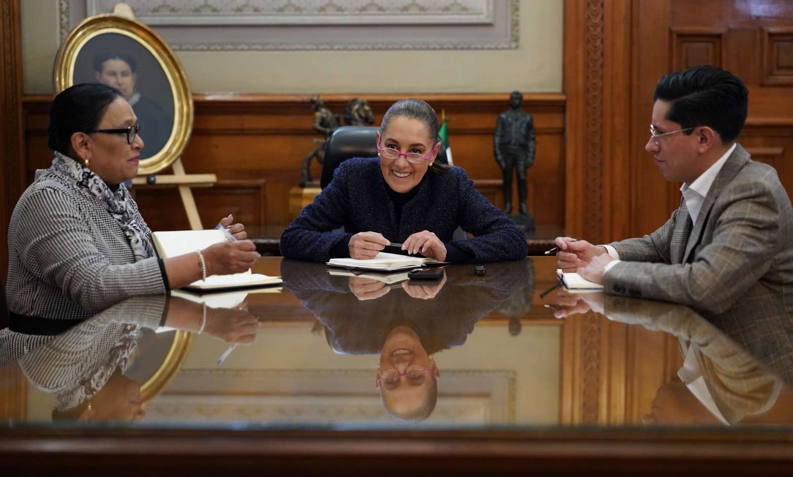 Sheinbaum conversa con el papa León XIV y lo invita a visitar México en celebración guadalupana