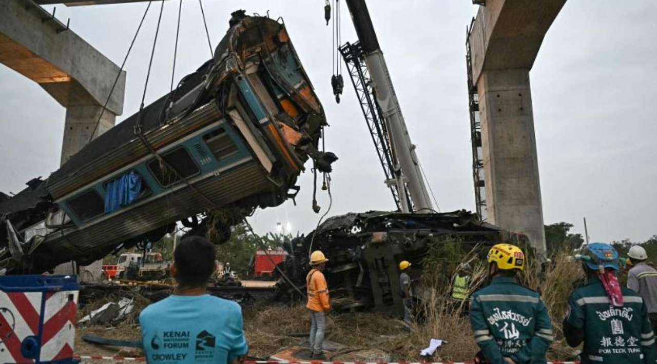 Tragedia ferroviaria en Tailandia: 32 muertos tras caída de grúa sobre tren de pasajeros