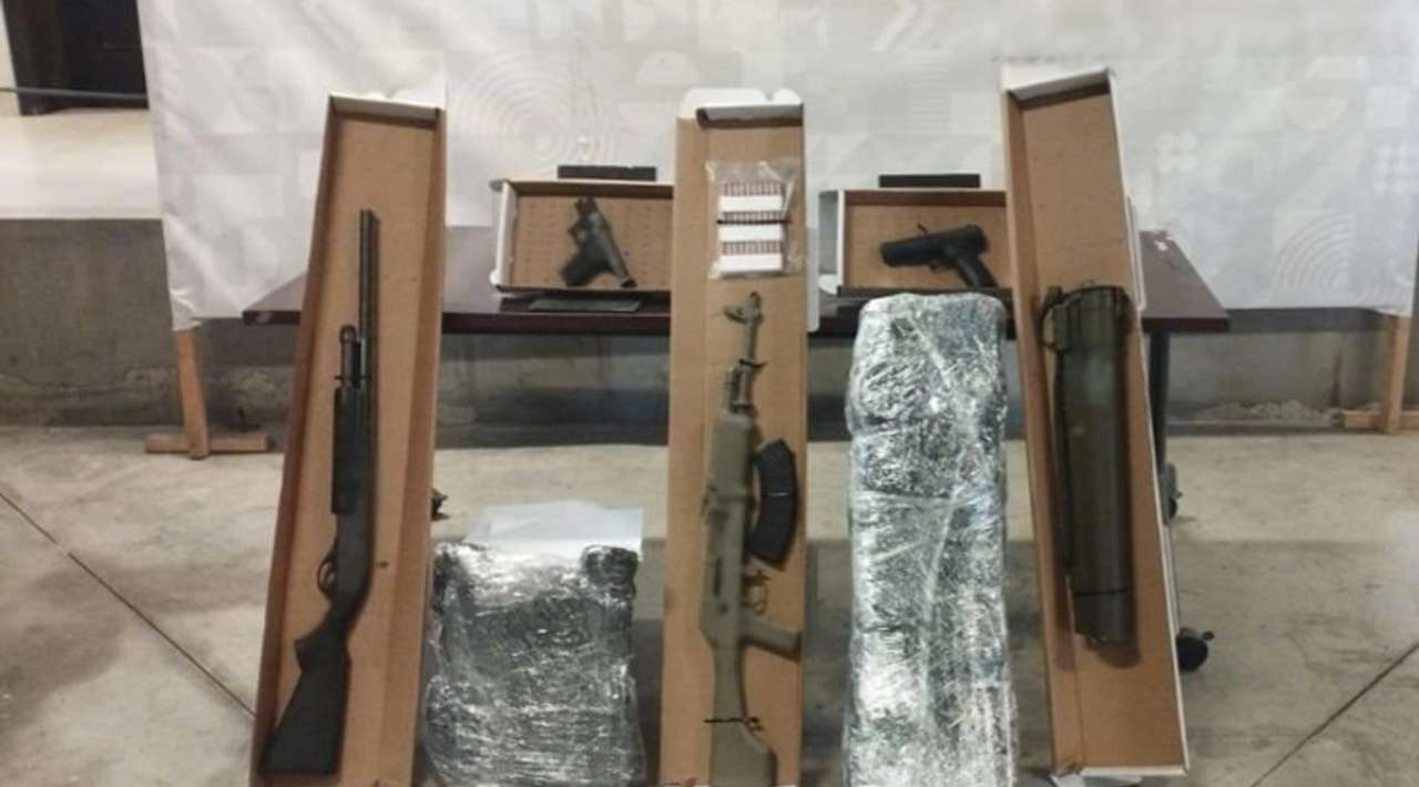 Aseguran arsenal de alto poder en casa de seguridad del crimen organizado en Tijuana