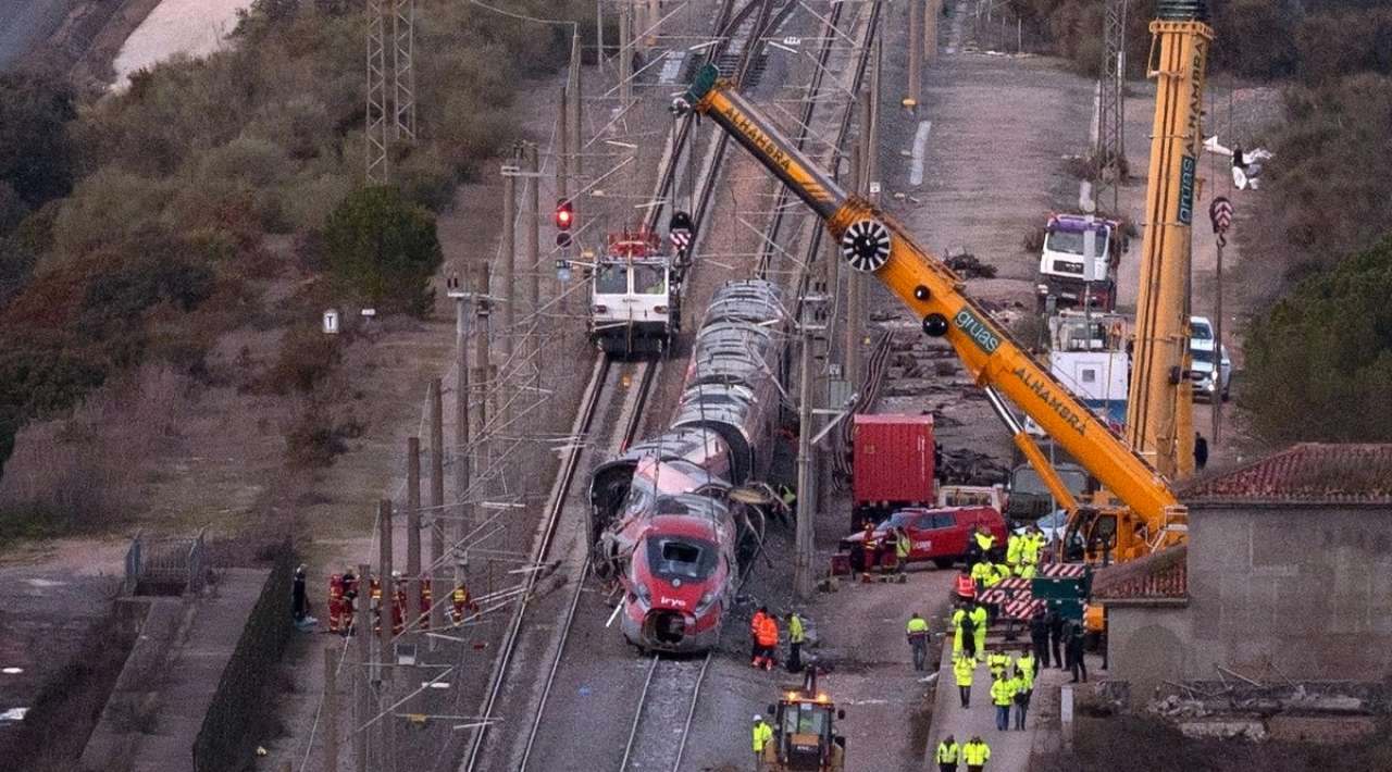 España reduce velocidad del AVE Madrid-Barcelona tras accidente. Se eleva el número de muertos 42.