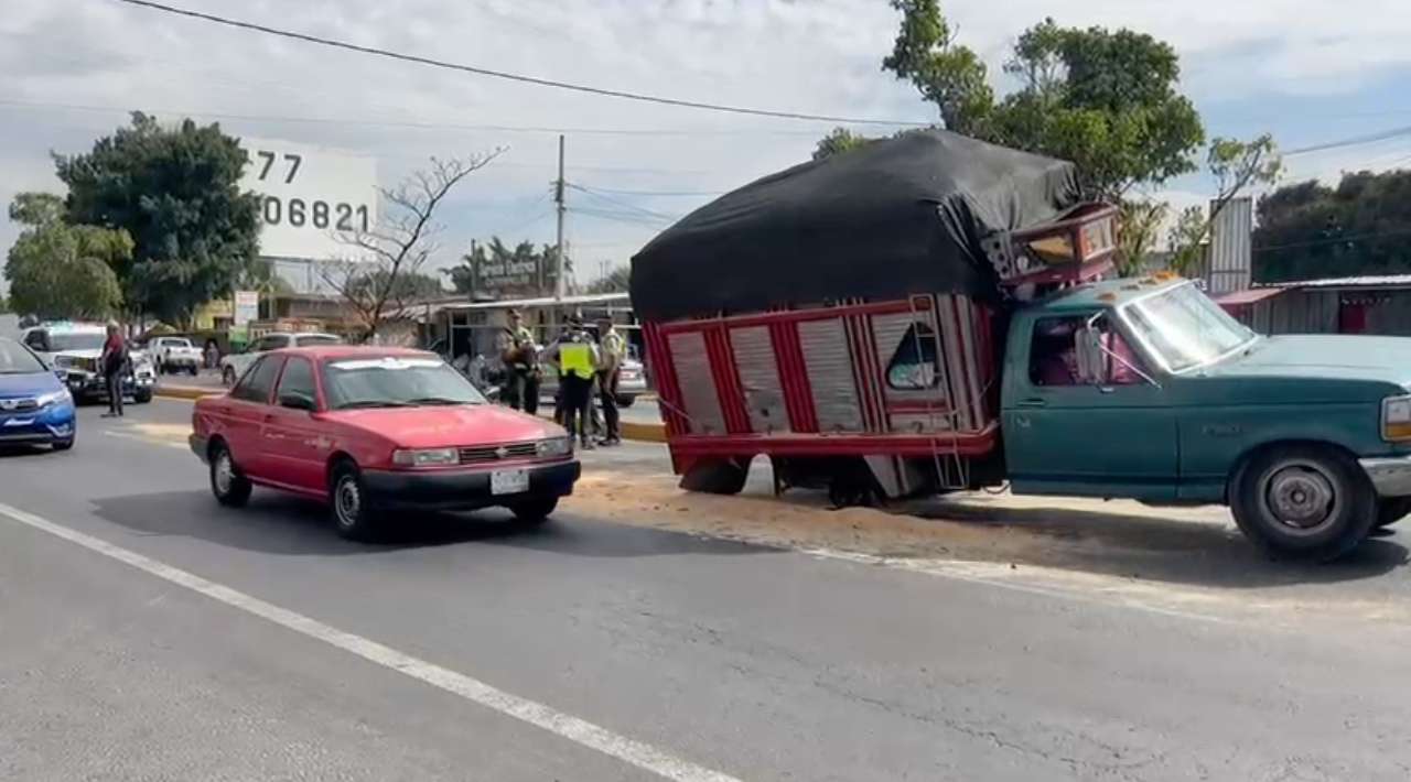 Camión de carga estuvo a punto de volcar en carretera a Cuautla