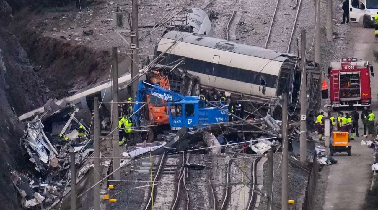 Sube a 45 los muertos por choque de tren de alta velocidad en España