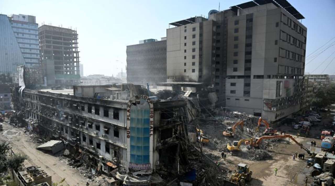 Suman 67 muertos tras incendio en centro comercial de Pakistán