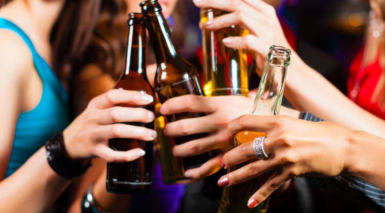 Aumenta consumo de alcohol entre mujeres, advierte Alcohólicos Anónimos